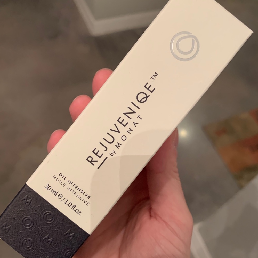 Monat rejuvenique oil